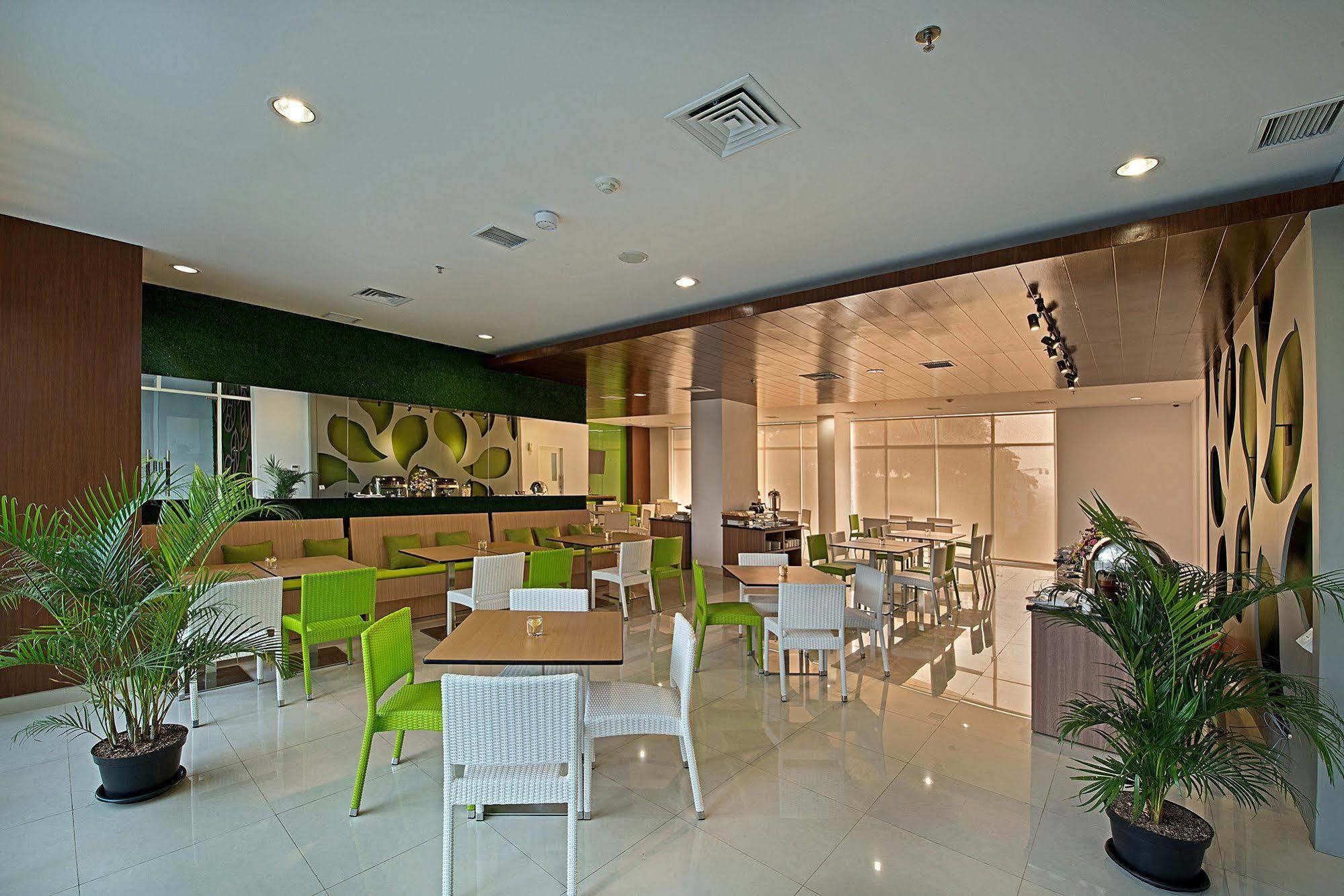 Whiz Prime Hotel Pajajaran Богор Экстерьер фото