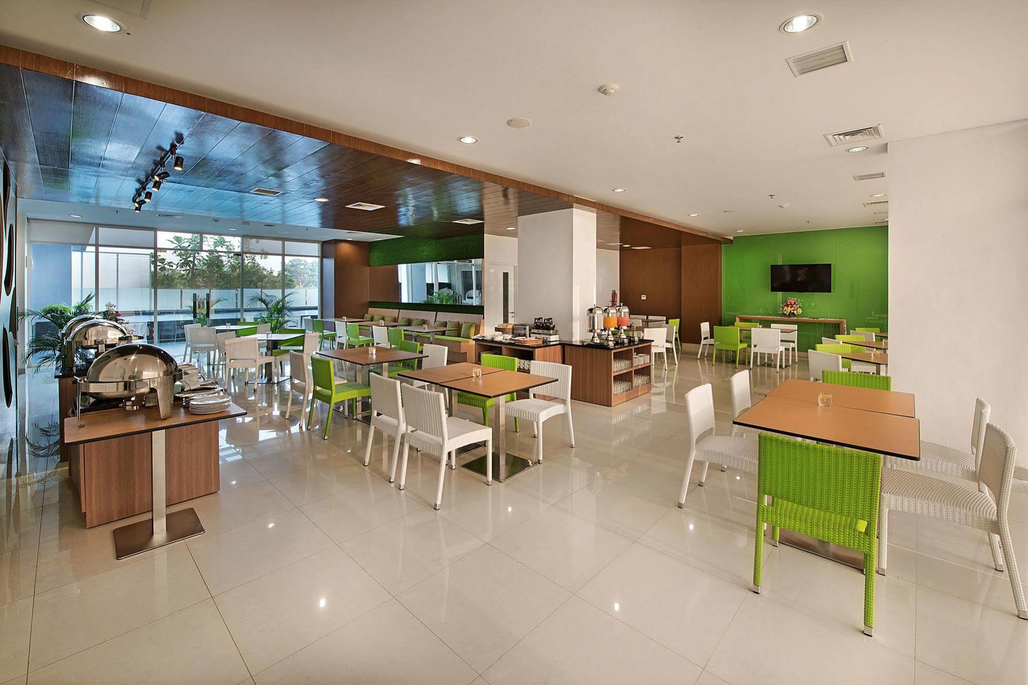 Whiz Prime Hotel Pajajaran Богор Экстерьер фото