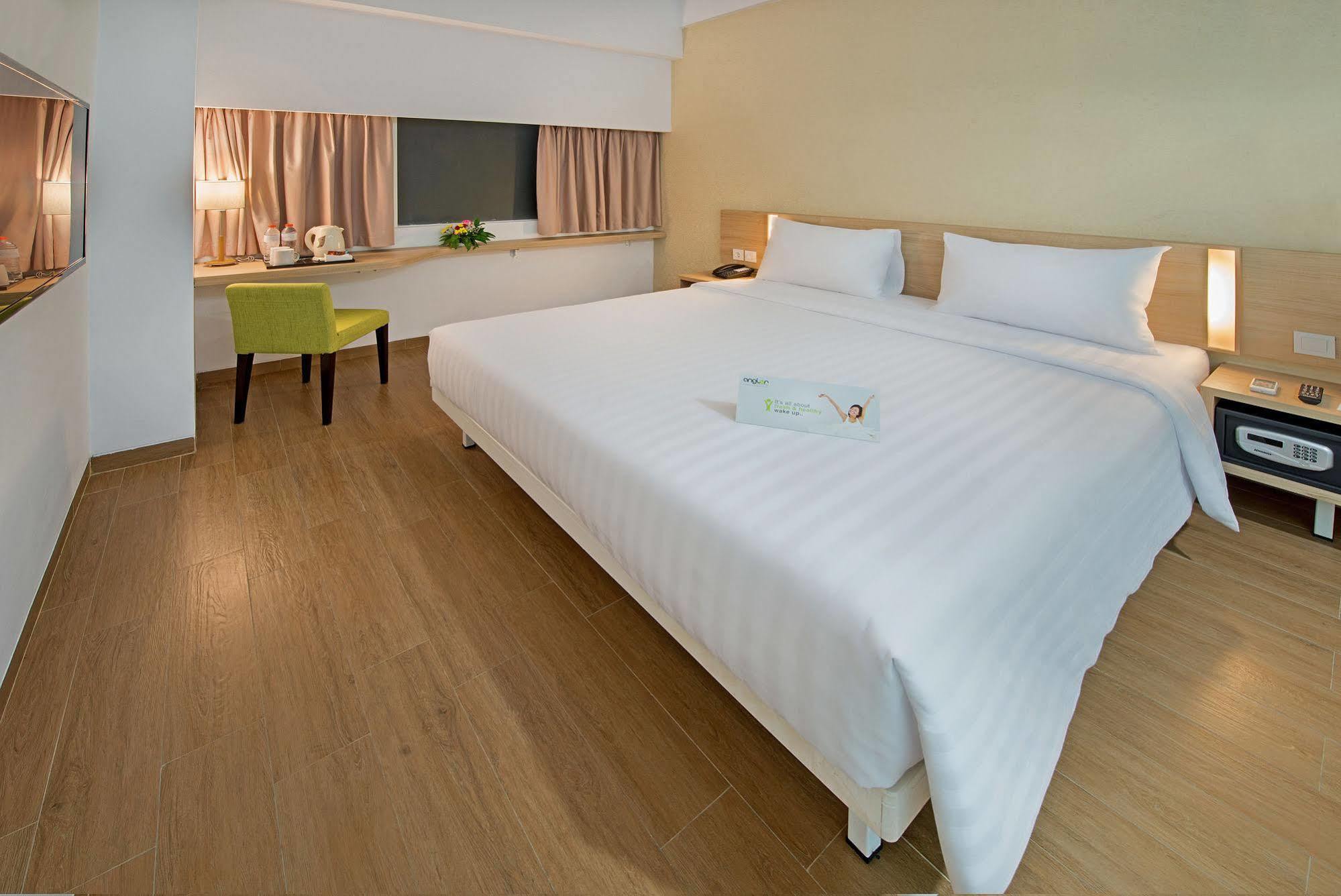 Whiz Prime Hotel Pajajaran Богор Экстерьер фото