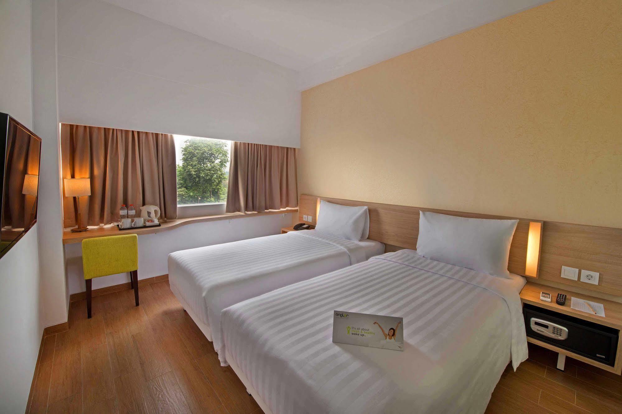 Whiz Prime Hotel Pajajaran Богор Экстерьер фото