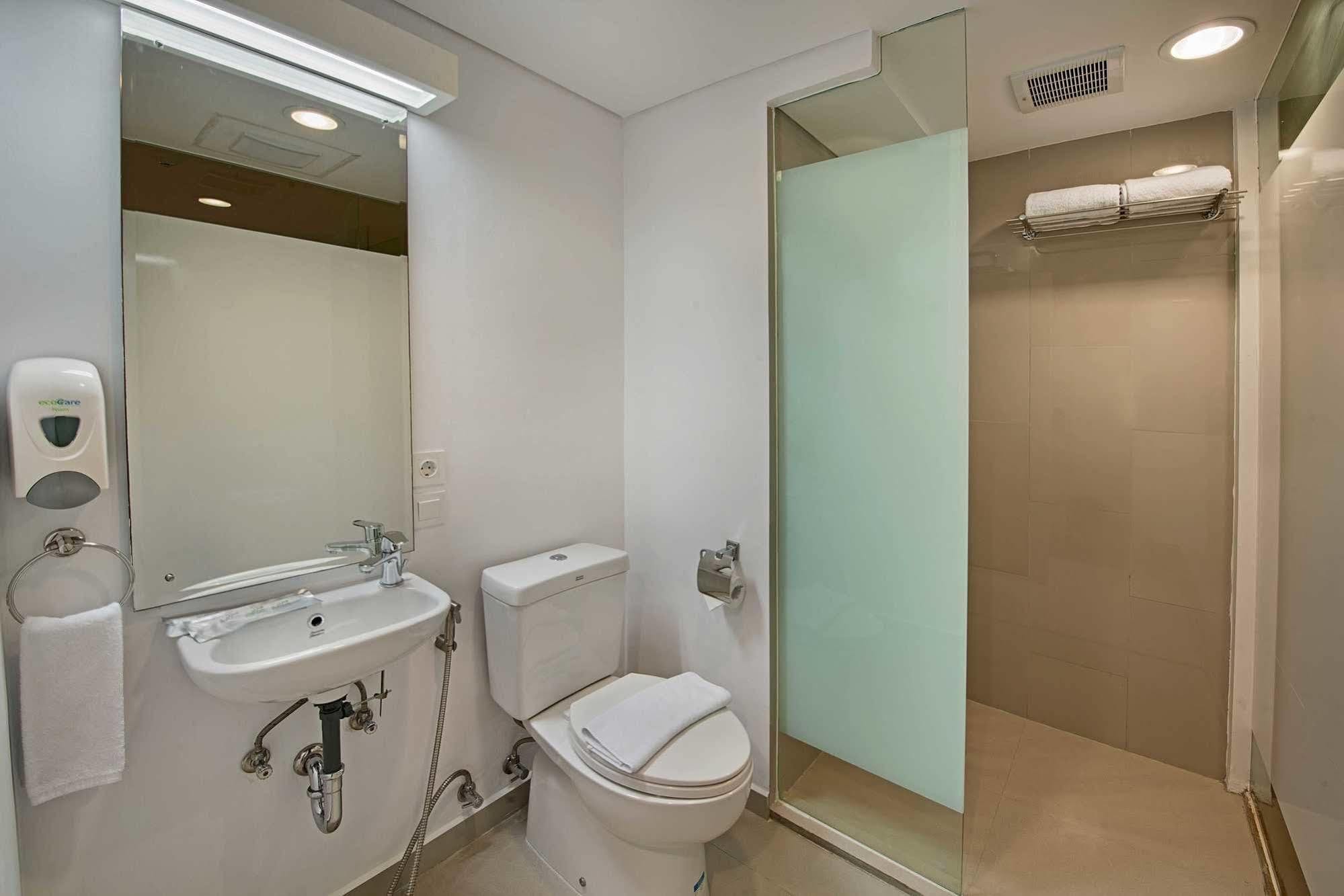 Whiz Prime Hotel Pajajaran Богор Экстерьер фото