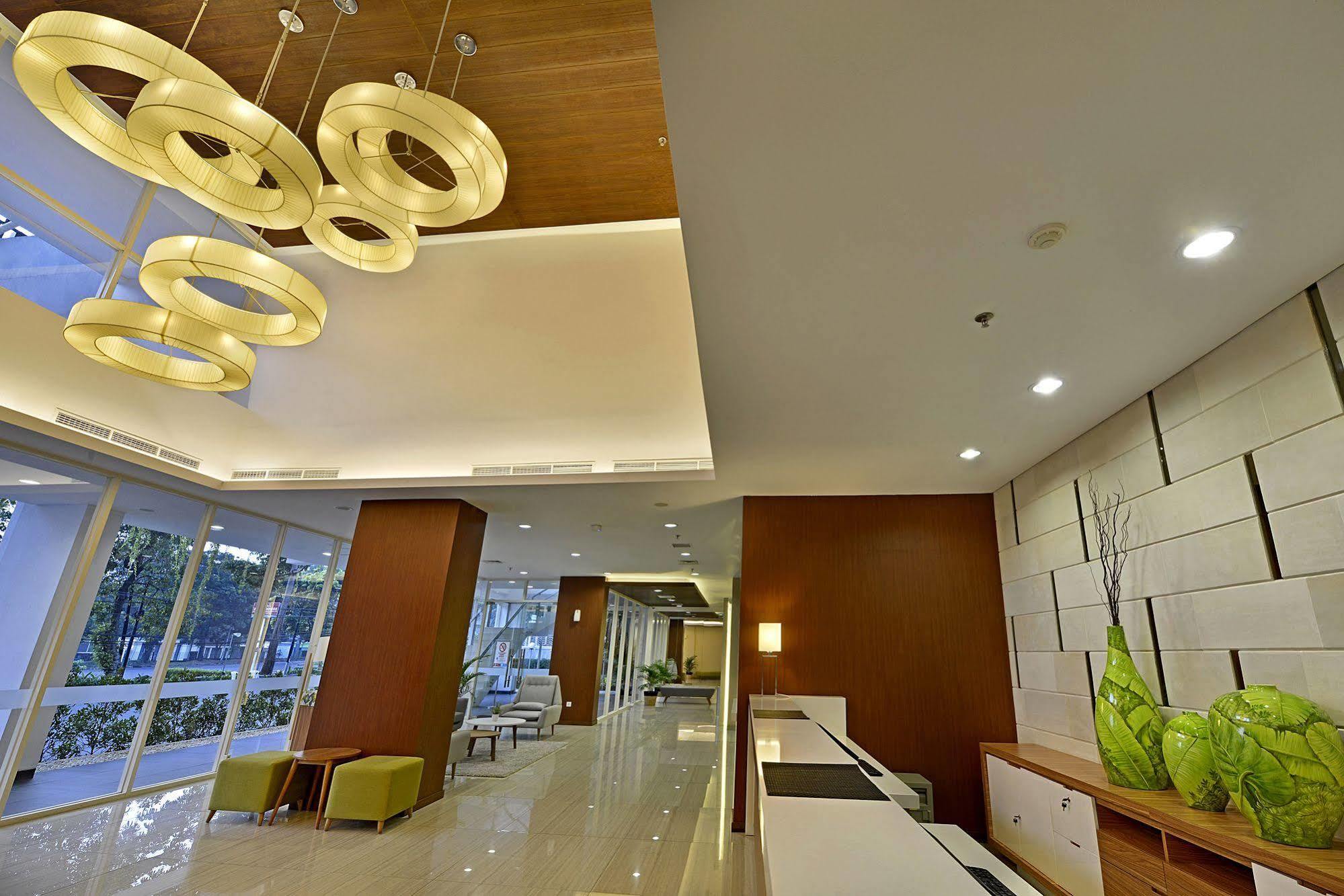 Whiz Prime Hotel Pajajaran Богор Экстерьер фото