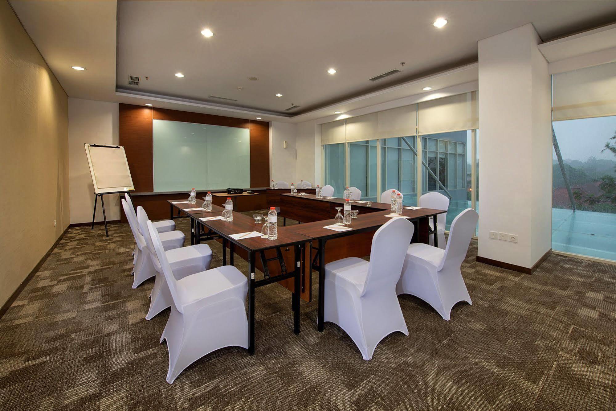 Whiz Prime Hotel Pajajaran Богор Экстерьер фото