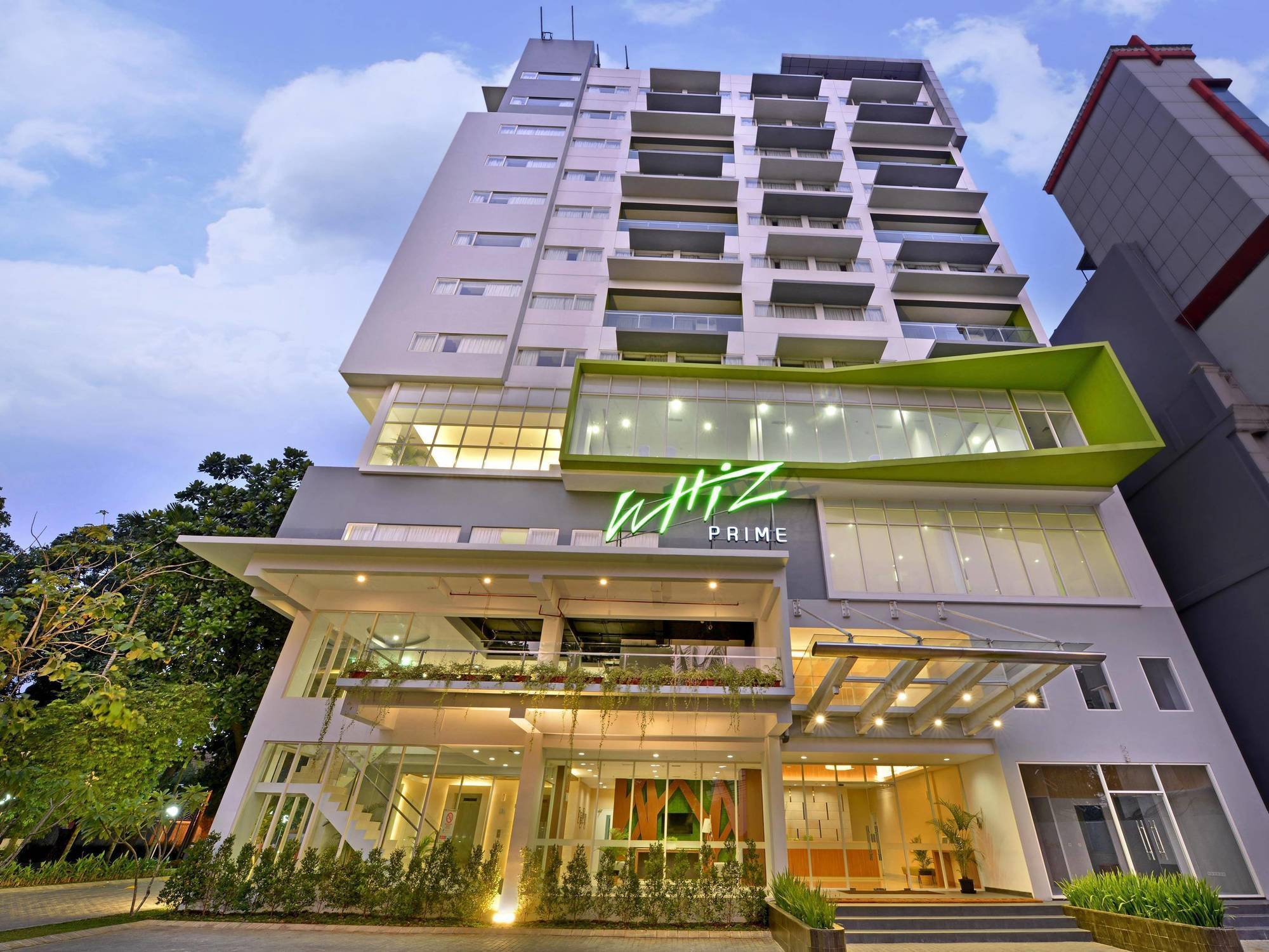Whiz Prime Hotel Pajajaran Богор Экстерьер фото