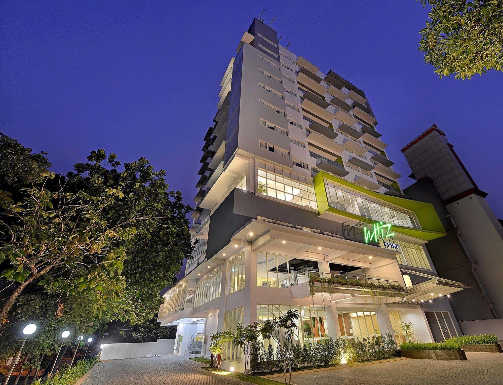 Whiz Prime Hotel Pajajaran Богор Экстерьер фото